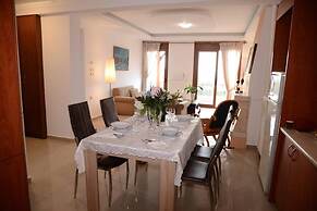 Spotless Apt in the Heart of Sisi