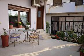 Spotless Apt in the Heart of Sisi