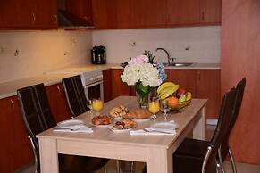 Spotless Apt in the Heart of Sisi