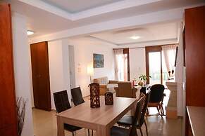 Spotless Apt in the Heart of Sisi
