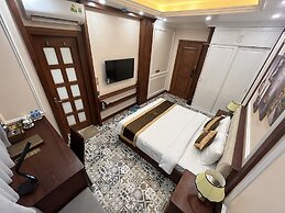 PARIS OF DRAGONBAY HOTEL