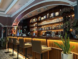 PARIS OF DRAGONBAY HOTEL