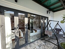 PARIS OF DRAGONBAY HOTEL