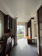 PARIS OF DRAGONBAY HOTEL