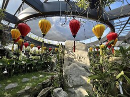 PARIS OF DRAGONBAY HOTEL