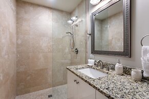 Captivating Condo near City Hot Spots