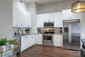 Captivating Condo near City Hot Spots