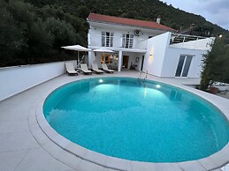 Remarkable 4-bed Villa in Denovici