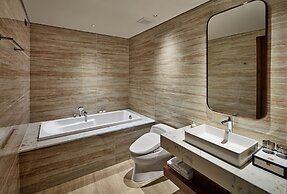 THE WATSON PREMIUM HALONG HOTEL