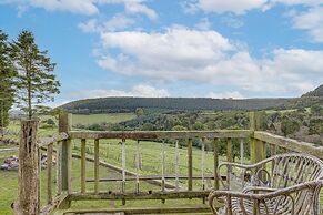 Glamping Wagon - 1 x Double Bed, 2 x Single Bed