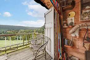 Glamping Wagon - 1 x Double Bed, 2 x Single Bed