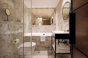 Hypernym Hotel & Suites