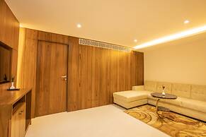 Royal Plaza Suites by RAK Rooms