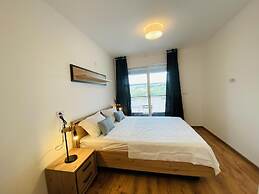 Deluxe Apartment with Balcony & Parking