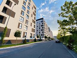 Deluxe Apartment with Balcony & Parking