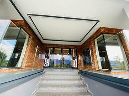 Deluxe Apartment with Balcony & Parking