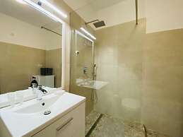 Deluxe Apartment with Balcony & Parking