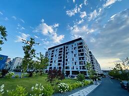 Deluxe Apartment with Balcony & Parking