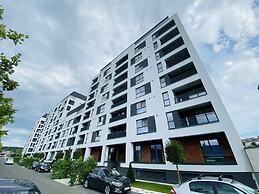 Deluxe Apartment with Balcony & Parking