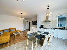 Deluxe Apartment with Balcony & Parking