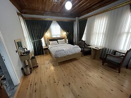 Golden Metro Boutique