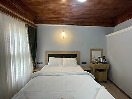 Golden Metro Boutique