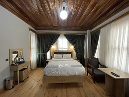 Golden Metro Boutique