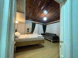 Golden Metro Boutique