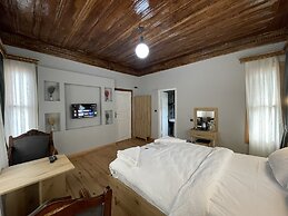 Golden Metro Boutique