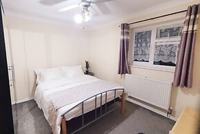 Remarkable 1-bed Flat in Slough, Near Farnham Road