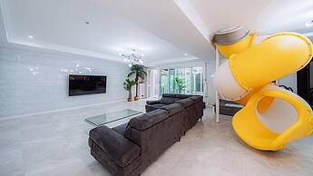 ello-el kids Pool Villa Pension