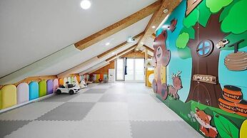 ello-el kids Pool Villa Pension