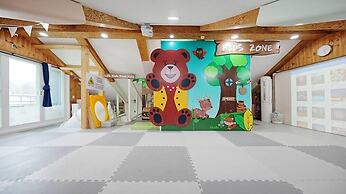 ello-el kids Pool Villa Pension