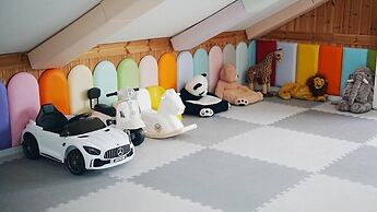 ello-el kids Pool Villa Pension