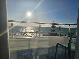 1bed Beachfront With Seaview Balcony - 5mintobeach