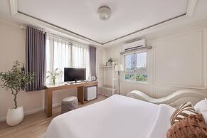 Quy Hung Hotel Central
