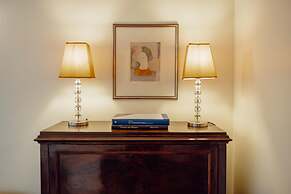 Grand Botanic Garden Apartment by Vacationy
