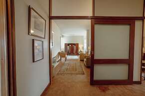 Grand Botanic Garden Apartment by Vacationy