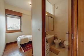 Grand Botanic Garden Apartment by Vacationy
