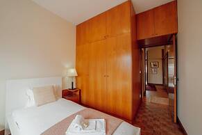 Grand Botanic Garden Apartment by Vacationy