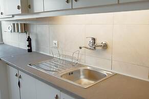 Grand Botanic Garden Apartment by Vacationy