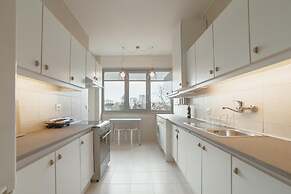 Grand Botanic Garden Apartment by Vacationy