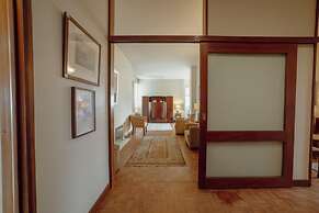 Grand Botanic Garden Apartment by Vacationy