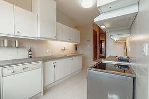 Grand Botanic Garden Apartment by Vacationy