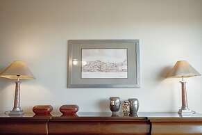 Grand Botanic Garden Apartment by Vacationy
