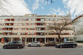 Grand Botanic Garden Apartment by Vacationy
