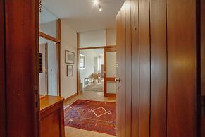 Grand Botanic Garden Apartment by Vacationy