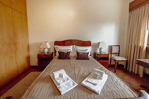 Grand Botanic Garden Apartment by Vacationy