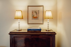 Grand Botanic Garden Apartment by Vacationy