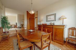 Grand Botanic Garden Apartment by Vacationy